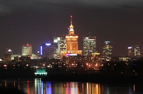 vista nocturna de varsovia desde el vistula