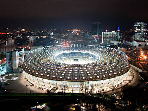 Estadio Olímpico de Kiev iluminado