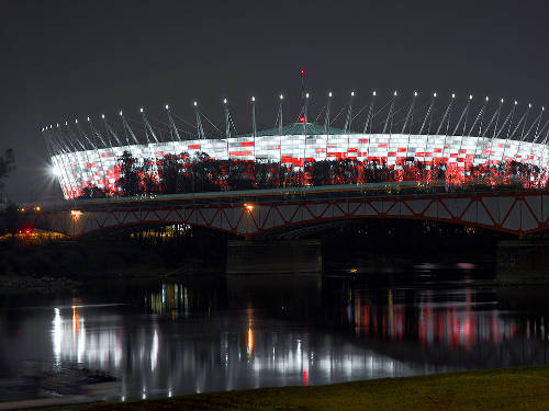 vista nocturna del estadio Nacional de Varsovia